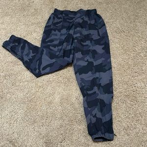 Old navy black & gray camo joggers